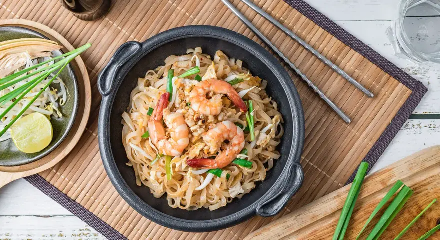 Jak jeść Pad Thai: Sztuczki i etykieta, które musisz znać