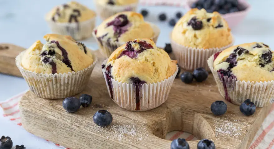 Leckeres Blaubeermuffin Rezept: Saftige Muffins mit frischen Blaubeeren, perfekt für den Nachmittagskaffee.