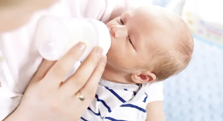 Dlaczego dziecko wymiotuje po mleku modyfikowanym? Przyczyny i porady