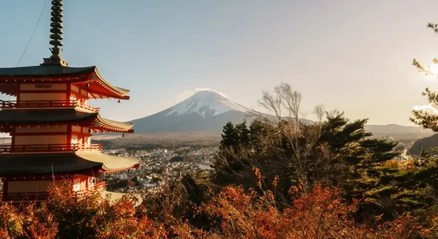 Piękna pagoda i góra Fudżi. Zastanawiasz się, czy do Japonii potrzebna jest wiza? Sprawdź przed podróżą!