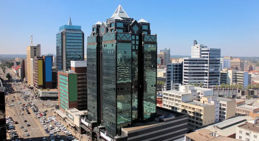 Harare, stolica Zimbabwe, zdominowana przez nowoczesne wieżowce i ruchliwe ulice pełne samochodów.