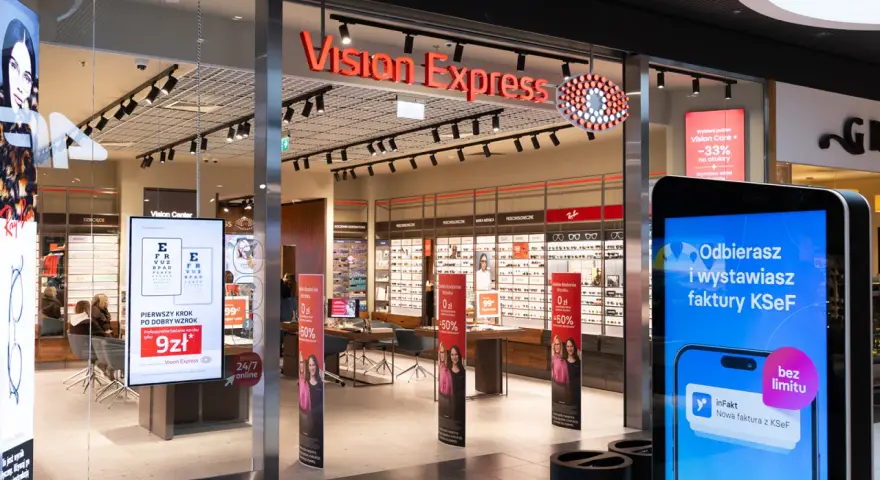 Sklep Vision Express z ekspozycją okularów i ekranem informacyjnym.
