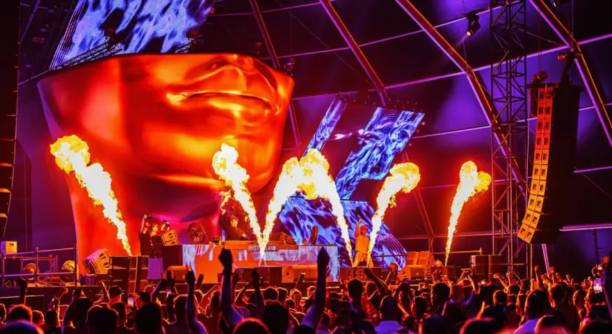 Płomienie buchają na scenie podczas jednego z największych festiwali techno na świecie. Tłum szaleje w rytm muzyki.