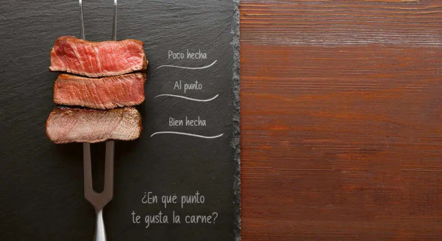 Filete de ternera en un tenedor, mostrando diferentes puntos de cocción: poco hecha, al punto y bien hecha.