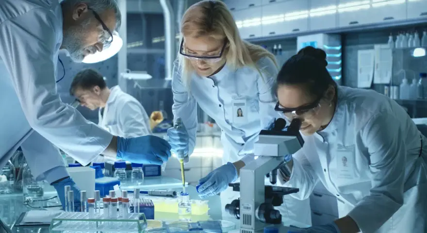Naukowcy w laboratorium kryminalistycznym pracują nad próbkami. Zastanawiasz się, ile zarabia osoba w laboratorium kryminalistycznym?