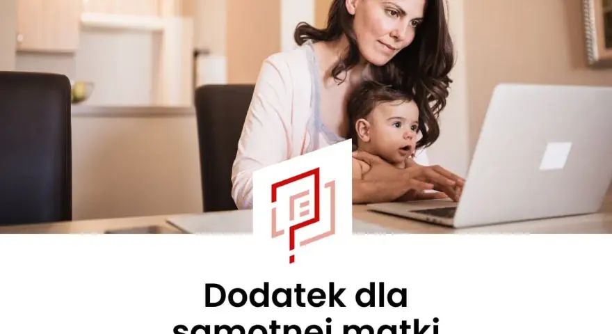 Samotna matka z dzieckiem przy laptopie, szuka informacji o zasiłku dla samotnej matki.