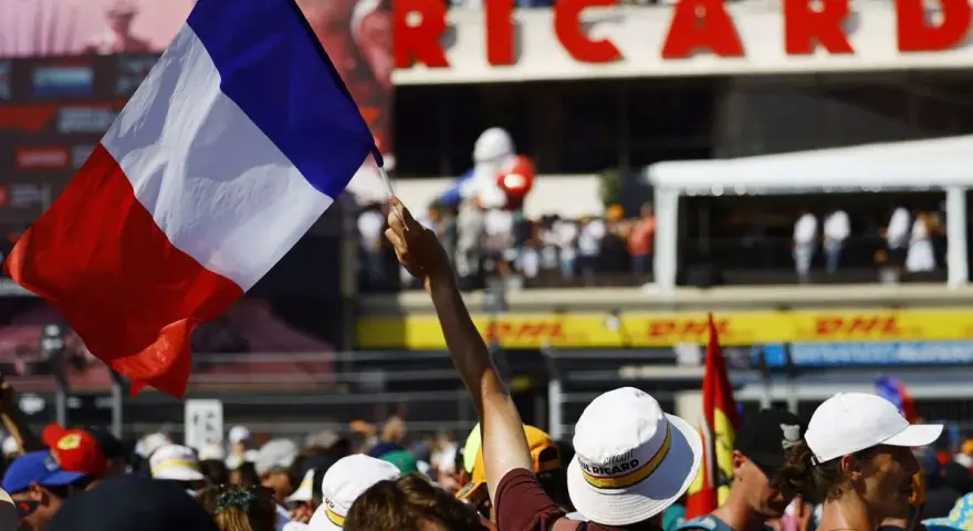 Aficionado ondea la bandera francesa en el GP Francia F1. El público celebra la carrera en el circuito Paul Ricard.