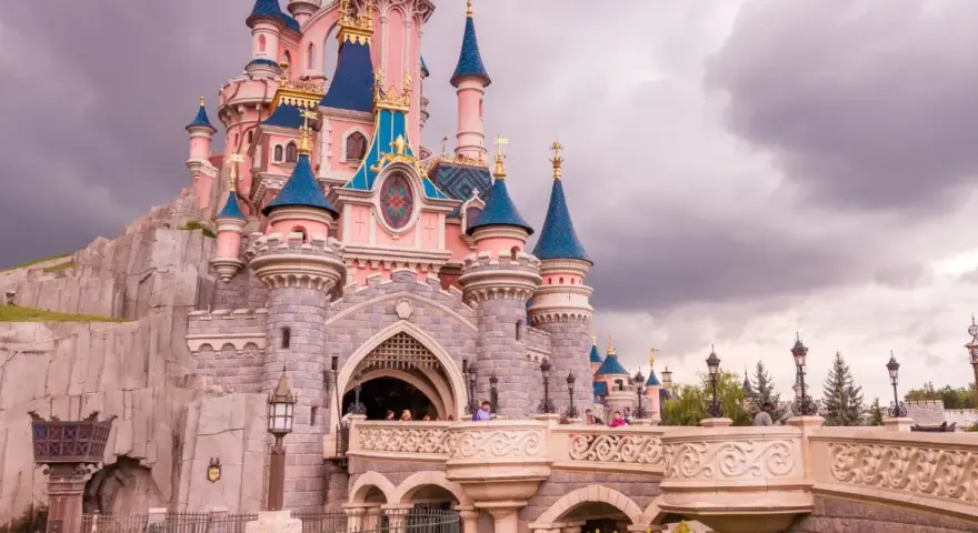 Disneyland Paris: Guida Attrazioni, Consigli per Evitare Code e Magia