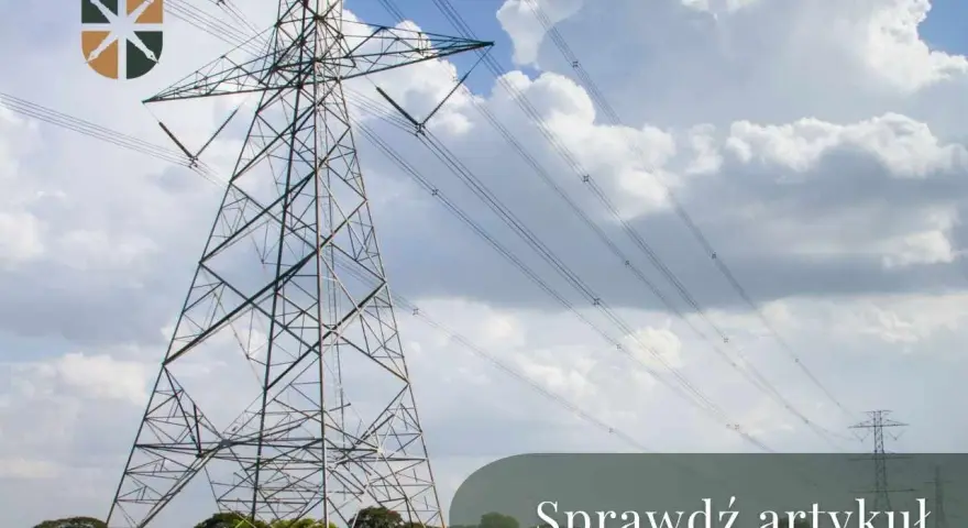 Wysoki słup energetyczny na zielonej łące. Dowiedz się, ile za słup energetyczny na działce, zanim zaczniesz budowę.