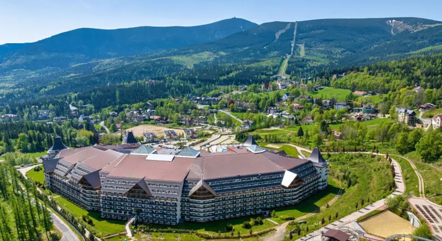 Hotel Gołębiewski w Karpaczu, znany z wielu atrakcji, ma 5 gwiazdek. Otoczony zielenią i górami, oferuje wspaniałe widoki.