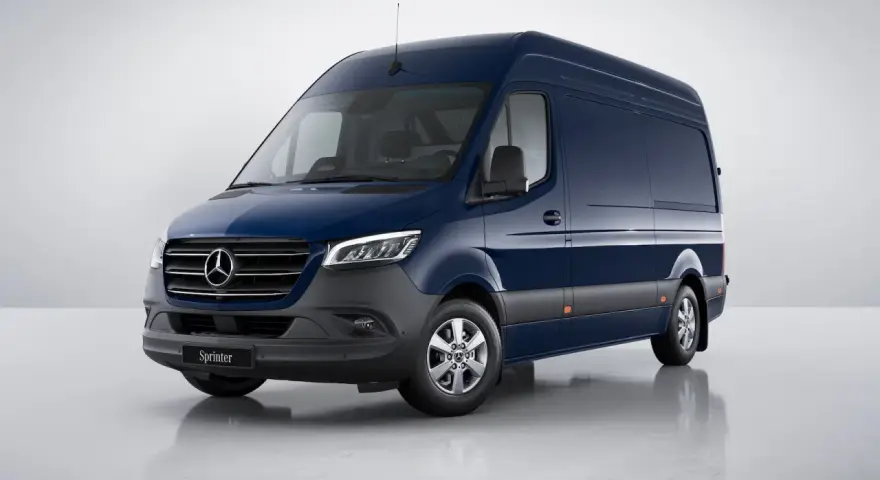 Ciemnoniebieski Mercedes Sprinter stoi na błyszczącej podłodze.