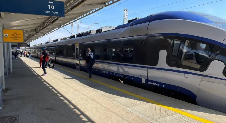 Pasażerowie czekają na peronie 10 na pociąg PKP Intercity w Bydgoszczy. Przyjazdy pociągów są zapowiadane.