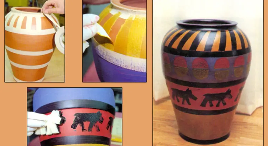 Proceso de pintura para tinajas de barro, mostrando la aplicación de cinta y colores vibrantes con diseños de animales.