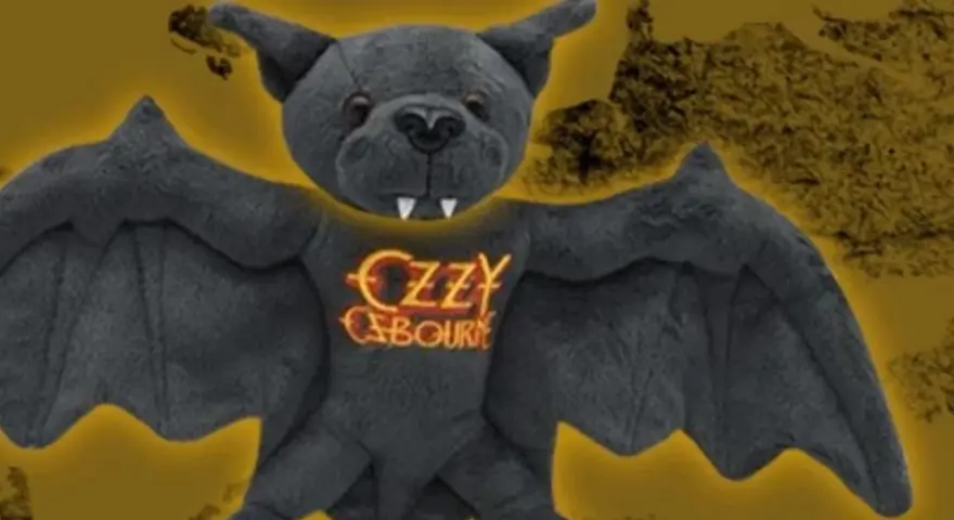 Pluszowy nietoperz z logo Ozzy Osbourne. Idealny dla fanów księcia ciemności.