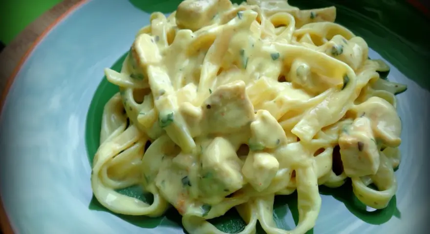Spaghetti z serkiem topionym: Szybki przepis na kremowy obiad