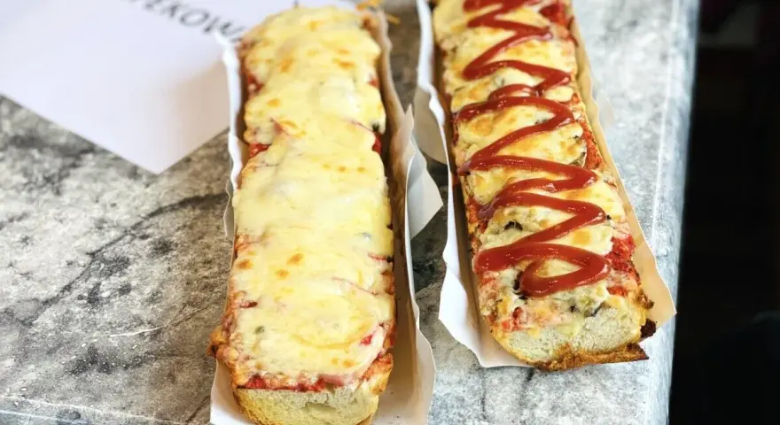 Najlepsze zapiekanki w Nowym Sączu: Kultowe miejsca i giganty!