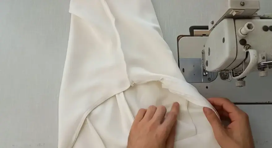 Spodnie marszczą się w kroku? Zwęż je sam! Poradnik krok po kroku