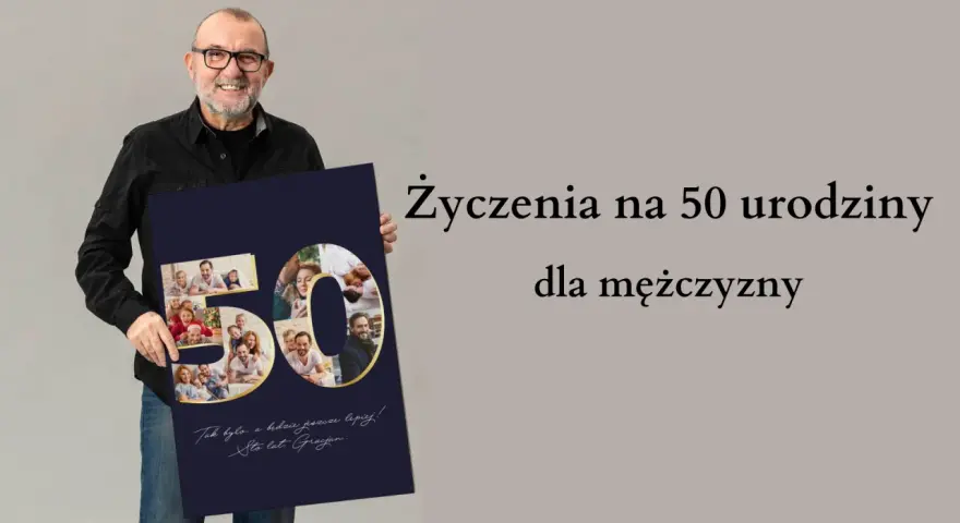 Uśmiechnięty mężczyzna prezentuje plakat z liczbą 50, wypełnioną rodzinnymi zdjęciami. Idealne życzenia dla faceta na 50 urodziny.