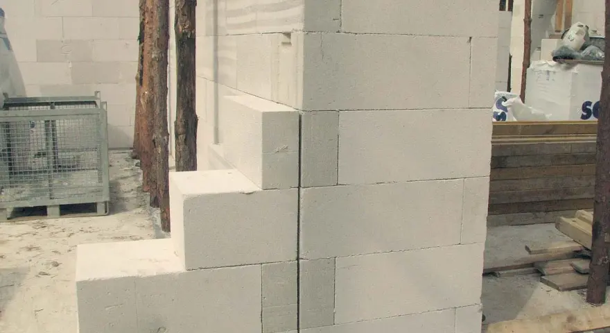 Budowa bloku z betonu komórkowego, widoczne wypełnienie dylatacji między budynkami.