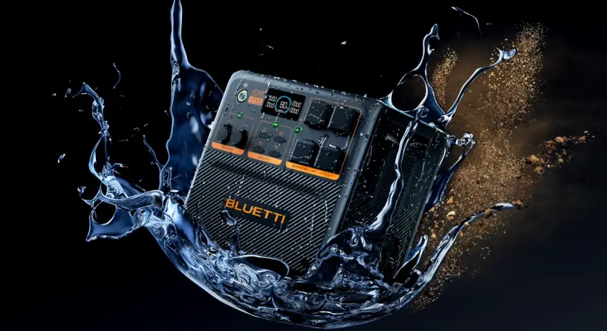 BLUETTI z certyfikatem IP65, co oznacza ochronę przed pyłem i strumieniem wody, w dynamicznym ujęciu z wodą i piaskiem.