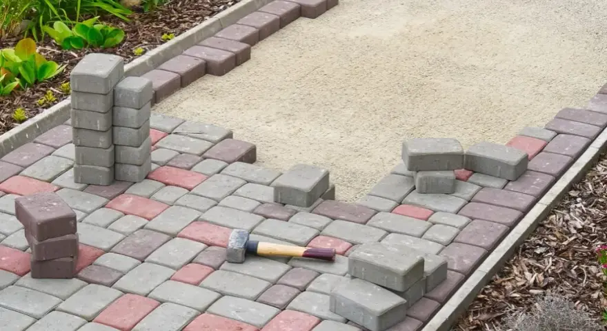 Jaki beton pod obrzeża – uniknij najczęstszych błędów i kosztów