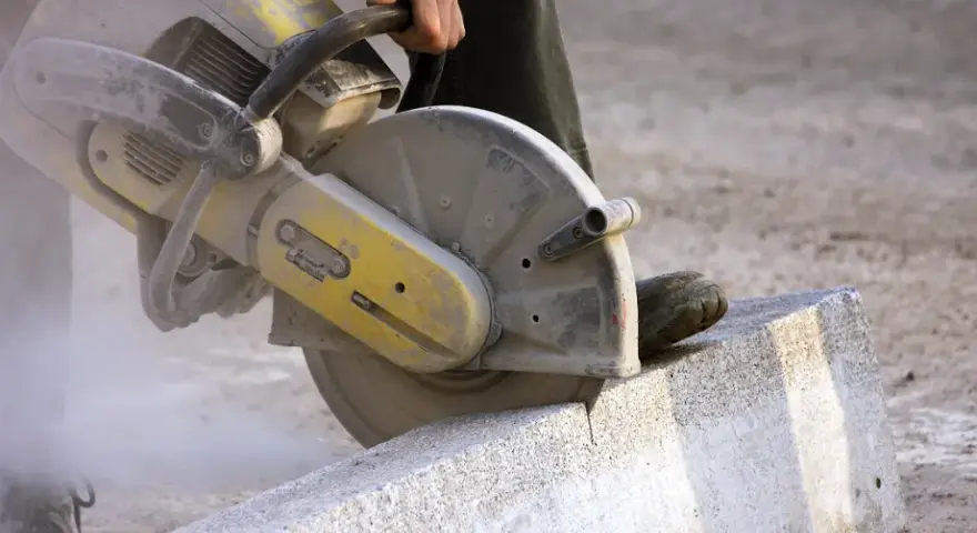Czym skuć beton? Skuteczne metody i narzędzia do skuwania betonu