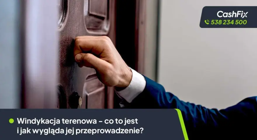 Dłoń puka do drzwi, symbolizując wizytę terenową w ramach windykacji. Logo CashFix i numer telefonu.