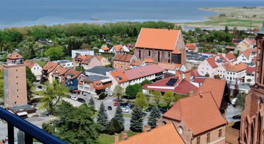 Widok na miasto z wieżą, kościołem i zatoką. Tolkmicko atrakcje zachęcają do zwiedzania urokliwego miasteczka nad Zalewem Wiślanym.