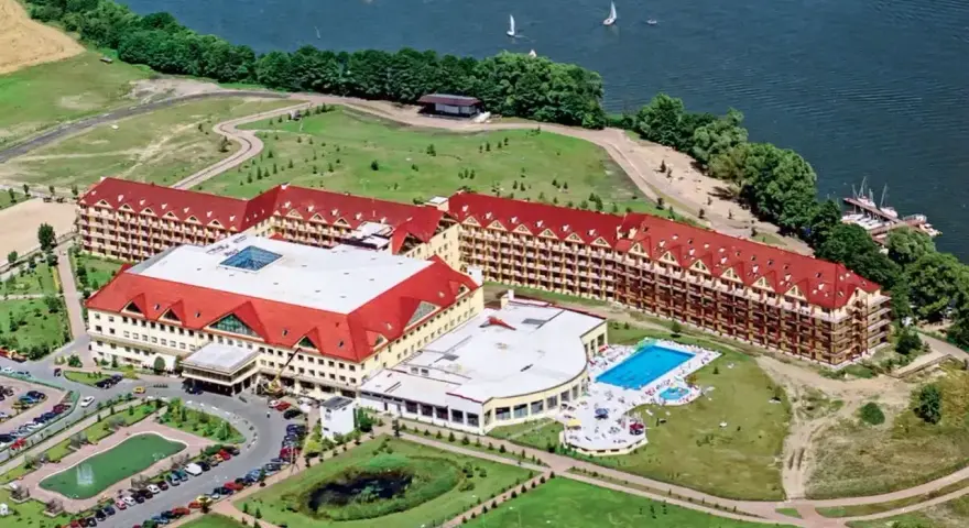 Hotel Gołębiowski w Mikołajkach z basenem i widokiem na jezioro. Sprawdź aktualny mikolajki golebiewski cennik.