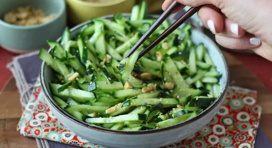 Ensalada de pepino crujiente con sésamo y cacahuetes, perfecta para tus recetas con pepino.