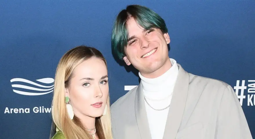 Tribbs, kto to? Młody influencer z zielonymi włosami i jego dziewczyna na ściance.