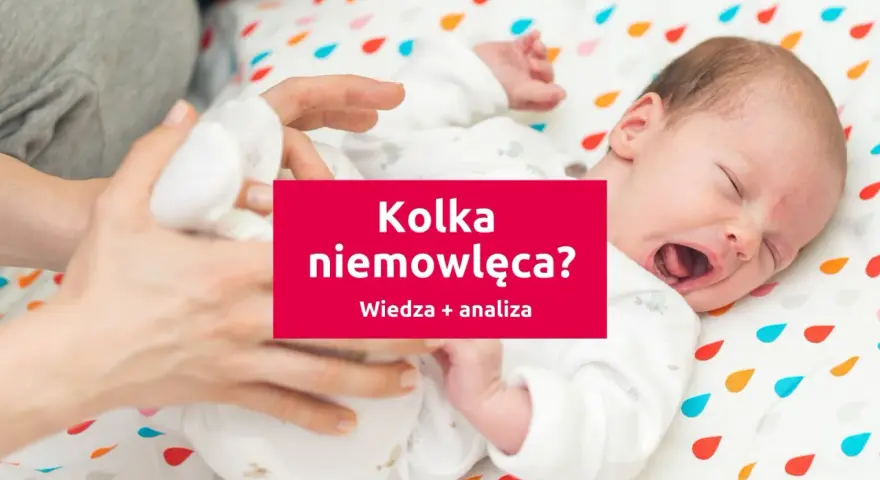 Płacz niemowlaka może oznaczać kolkę. Na zdjęciu widać dziecko z otwartymi ustami, a obok ręce rodzica.