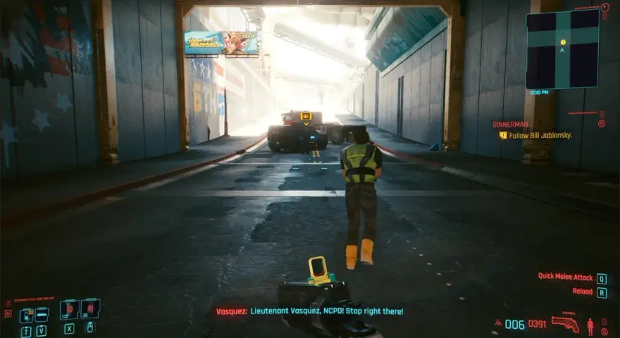 En este mundo cyberpunk, necesito respirar. Un oficial de policía detiene a alguien en un túnel.