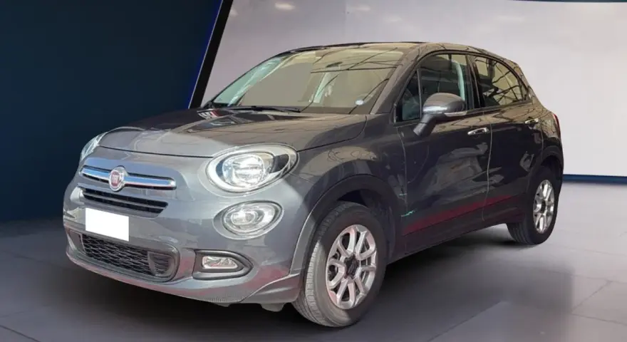 Fiat 500X grigia in esposizione. Controlla la pressione pneumatici per una guida sicura.