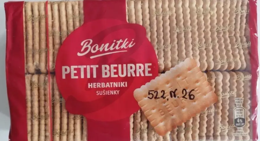 Opakowanie ciastek Bonitki Petit Beurre. Na jednym z ciastek widoczny napis "522, nr. 26".