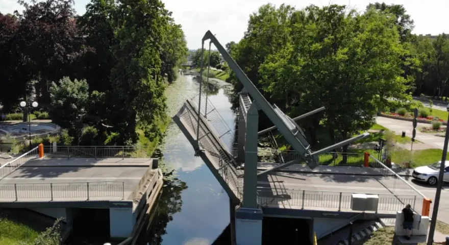 Podniesiony most zwodzony nad kanałem, jedna z atrakcji Nowego Dworu Gdańskiego.