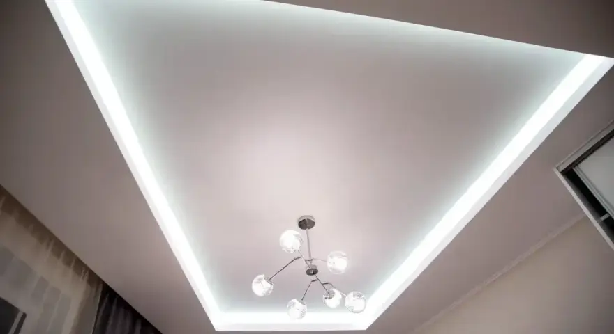 Nowoczesny sufit napinany z podświetleniem LED i designerską lampą. Sprawdź, jaka jest sufity napinane cena.