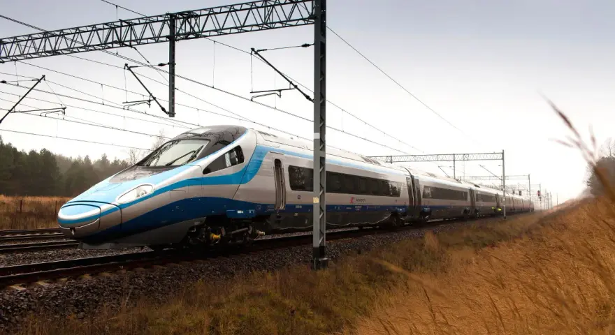 Nowoczesny Pendolino pędzi po torach, symbolizując rosnącą prędkość pociągów w Polsce.