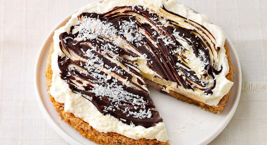 Leckere glutenfreie Torte mit Kokosraspeln und Schokoladensauce. Ein Traum für jeden Anlass!