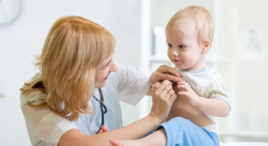 Co na chrypkę u niemowlaka - skuteczne sposoby i objawy, których nie ignoruj