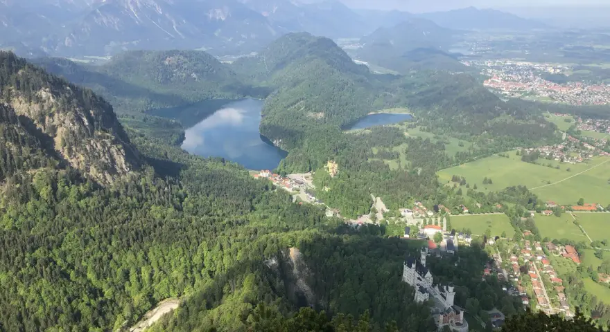 Blick vom Tegelberg auf Alpsee, Hohenschwangau und Neuschwanstein. Eine perfekte Tegelberg Wanderung mit atemberaubender Aussicht.