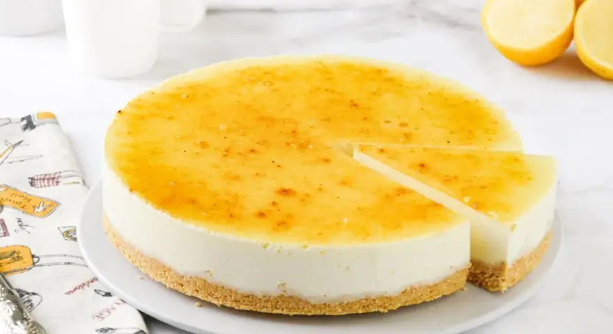 Tarta de limón cremosa con cobertura dorada y base crujiente. ¡Perfecta para cualquier ocasión!