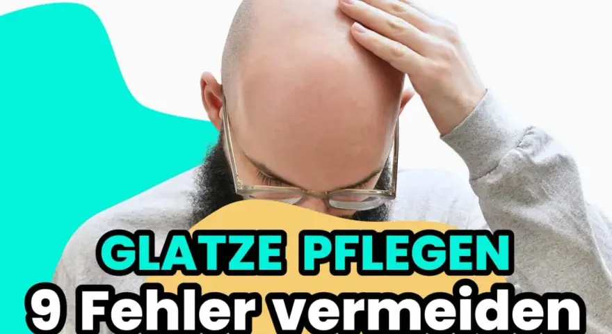 Mann mit Glatze, der sich die Stirn reibt. Text: "Glatze pflegen: 9 Fehler vermeiden".