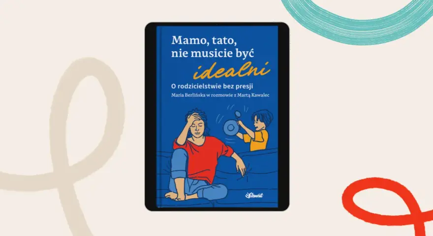 Okładka książki "Mamo, tato, nie musicie być idealni" z ilustracją zmęczonej mamy i bawiącego się dziecka. Pokazuje, że dobre cechy dziecka rozwijają się w akceptacji.