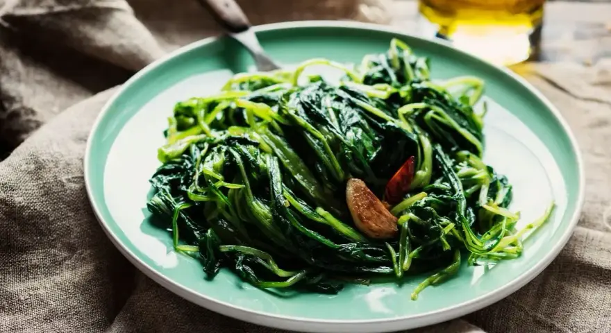 Cicoria in padella, un contorno semplice e gustoso, con aglio e peperoncino.