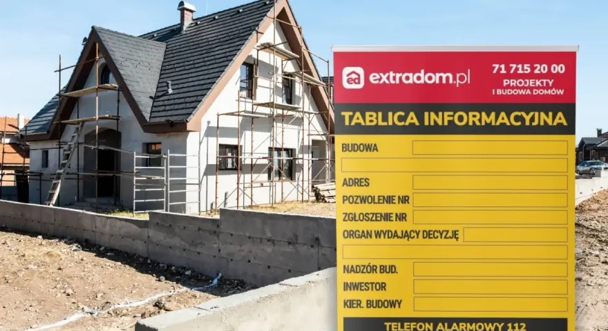 Tablica informacyjna budowy domu w trakcie budowy, z widocznym rusztowaniem i fundamentami. Na tablicy dane inwestora i numer telefonu alarmowego.