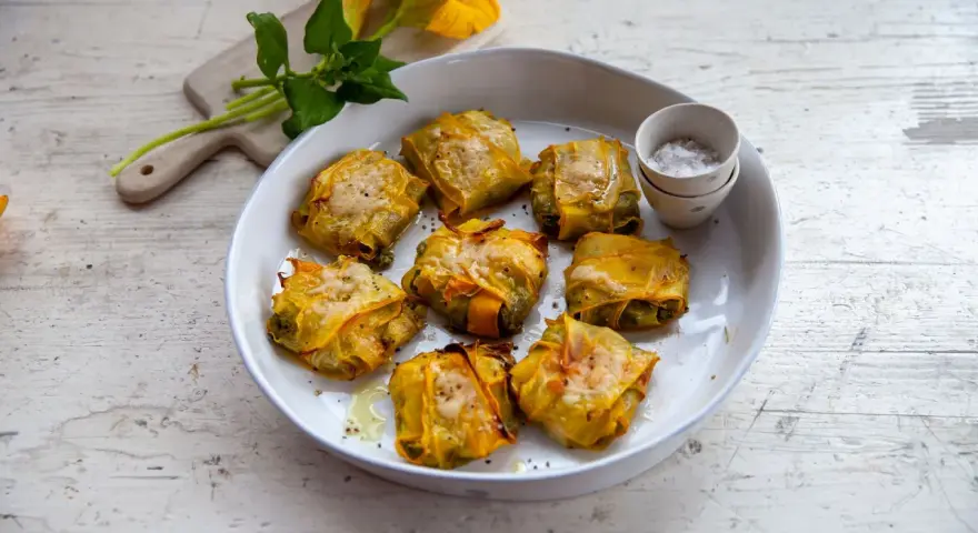 Deliziosi fagottini ripieni, perfetti per scoprire cosa mangiare a pranzo. Un piatto colorato e gustoso, con fiori di zucca e verdure.