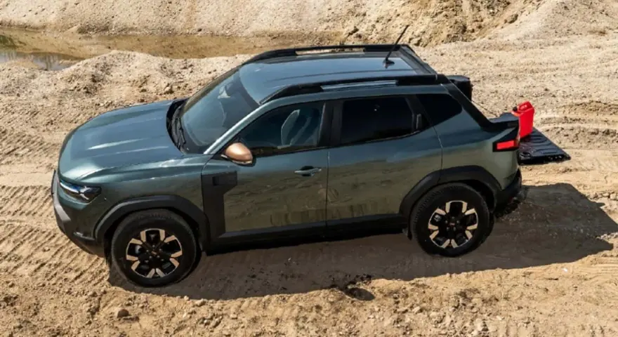 Zielony Dacia pickup z otwartą klapą bagażnika i czerwoną kanistrem na piasku.