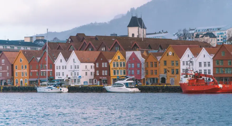 Kolorowe kamienice nad wodą w Bergen. Zastanawiasz się, ile płynie prom z Gdańska do Norwegii?