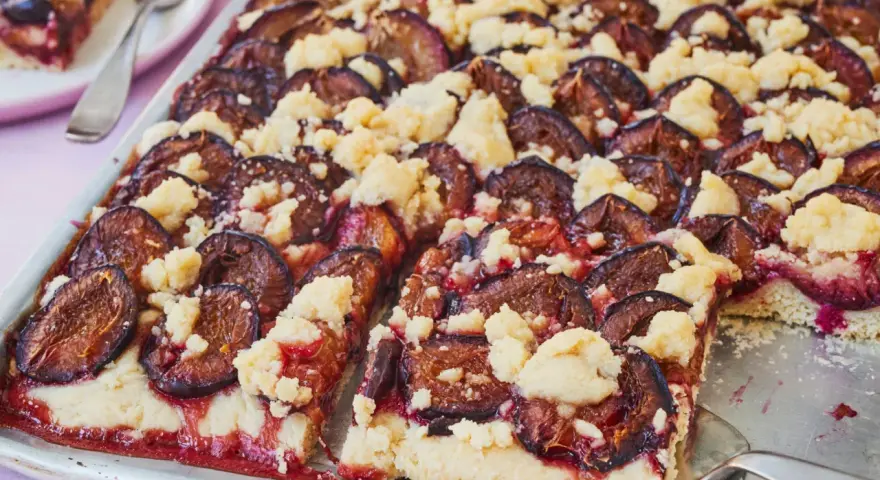 Ein saftiger Zwetschgendatschi mit Streuseln, bereit zum Servieren. Dieses Zwetschgendatschi Rezept ist ein Genuss!